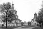 Андроников монастырь. Реставрирован в 1948—1960. Слева — церковь Михаила Архангела. 1694. Справа — Спасский собор. Между 1420 и 1427.