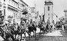 Донские казаки вступают в немецкий город в Восточной Пруссии. 1914.