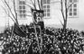 Митинг рабочих и студентов во дворе Московского университета.