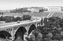 Мост Ахтанак через р. Раздан. (1940-е гг., архитекторы А. М. Мамиджанян, А. Астарян, инж. С. Овнанян); на втором плане - коньячный завод (1952, арх. О. С. Маркарян).