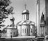 Троице-Сергиева лавра. Троицкий собор (в центре; 1422-23) с Никоновским приделом (слева; 1548); справа - портал Духовской церкви (1476).