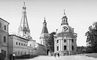 Троице-Сергиева лавра. Больничные палаты с церковью Зосимы и Савватия (слева; 1635-38), Каличья воротная башня (в центре; 2-я пол. 18 в.) и Смоленская церковь (справа; 1745-48).