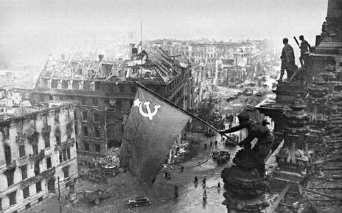 Водружение Знамени Победы над германским рейхстагом в Берлине