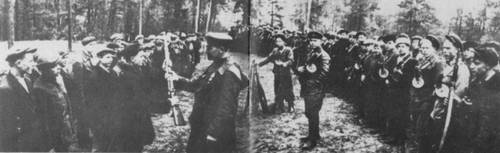Вручение боевого оружия партизанам. 1942