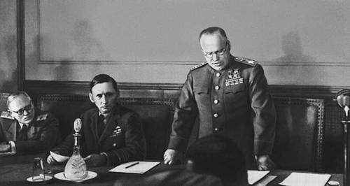 Вторая мировая война. Маршал Советского Союза Г. К. Жуков зачитывает акт о капитуляции Германии