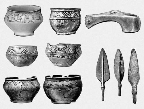 Глиняные сосуды и бронзовые орудия срубной культуры