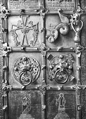 Дверь собора в Трое (Италия)