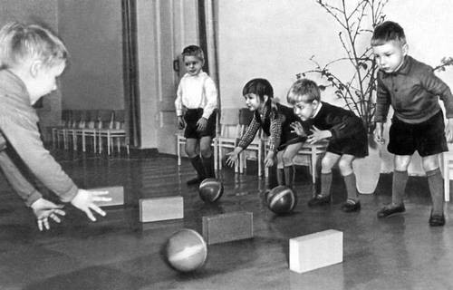 Детский сад. Игра с мячами
