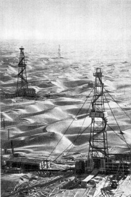 Добыча нефти в пустыне (Туркмения)