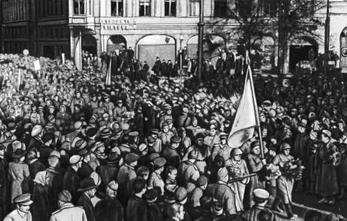 Жители Риги приветствуют воинов Советской Армии. 1944