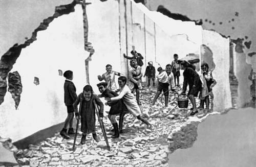Картье-Брессон А. «Дети, играющие в руинах. Испания»
