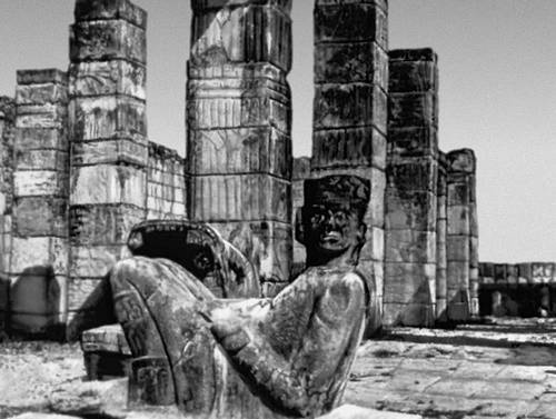 Каменная статуя и фрагмент колоннады «Храма воинов». 9—12 вв.