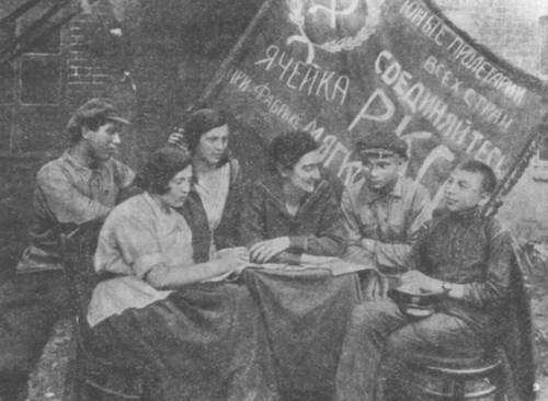 Комсомольская ячейка Московской фабрики им. Мягкова. 1925