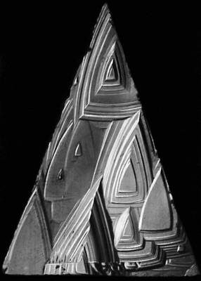 Кристалл с вицинальными пирамидами на грани