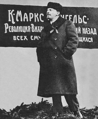 Ленин В. И. на открытии памятника К. Марксу и Ф. Энгельсу