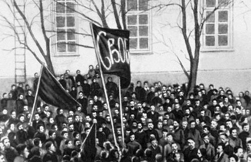Митинг рабочих и студентов во дворе МГУ. 1905