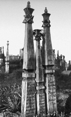 Надгробные столбы в Моноре (Венгрия)
