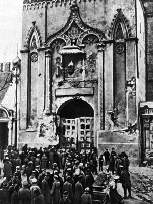 Никольские ворота Кремля после артиллерийского обстрела. 1917
