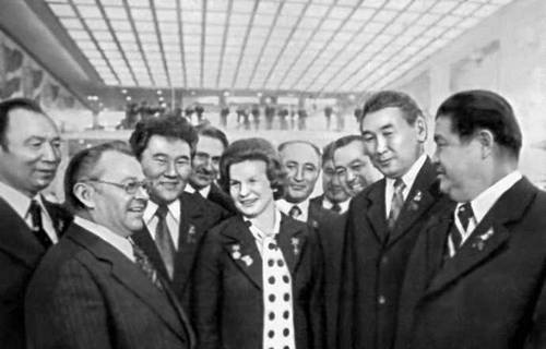 Николаева-Терешкова В. В. с делегатами съезда от КП Киргизии
