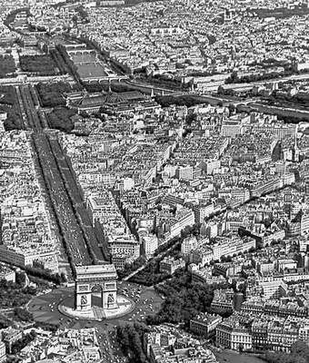 Париж (вид со стороны площади де Голля)