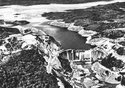 Плотина гидроэлектростанции на р. Замбези (Южная Родезия)