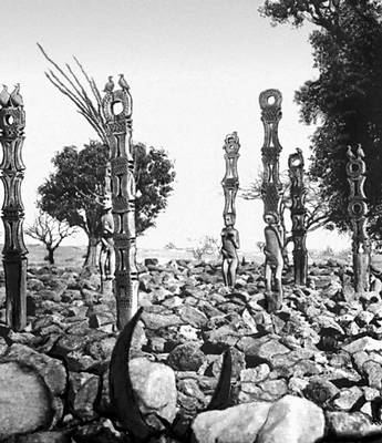 Погребальные столбы-«алуалу» (Малагасийская Республика)