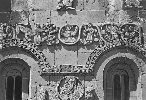 Рельефы на фасаде церкви (Армения)