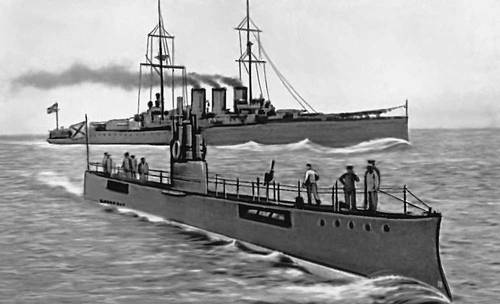 Русский крейсер и подводная лодка в Балтийском море. Первая мировая война