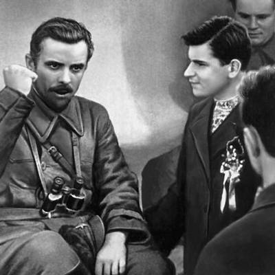 Самойлов Е. В. (слева) в роли Щорса