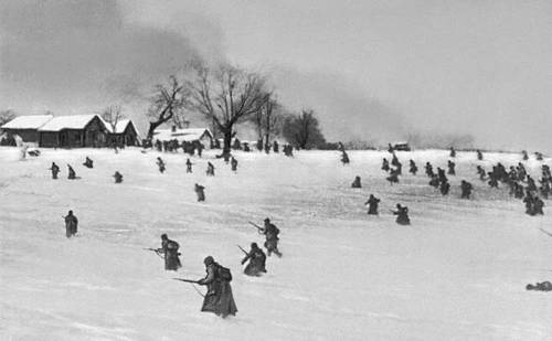 Советские войска атакуют деревню, занятую немцами