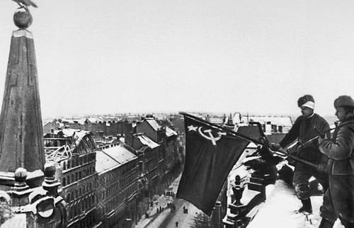 Советские солдаты водружают знамя (Будапешт)