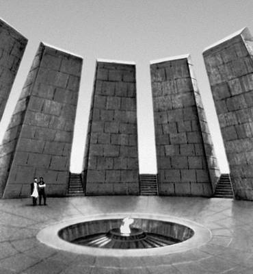 Тарханян А., Калашян С. Памятни жертвам геноцида армян (Ереван)